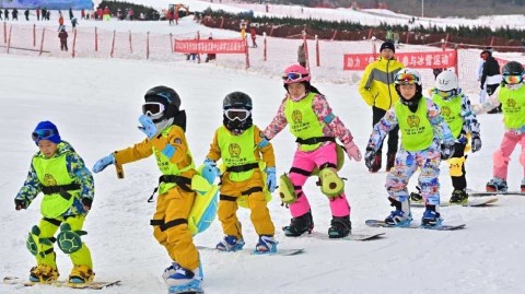 寒日驼山雪纷飞 乐享滑雪暖意浓