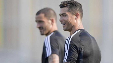 尤文图斯备战那不勒斯 王牌射手笑容感染队友