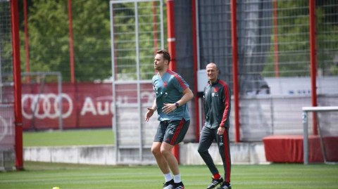 拜仁双星归来：诺伊尔与哈梅斯冲刺赛季最终章