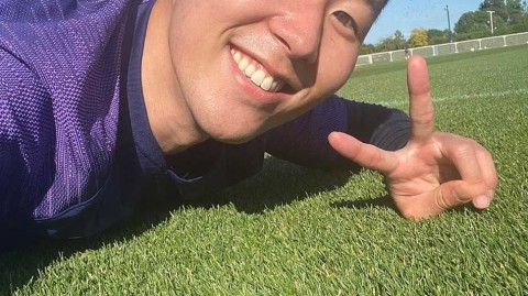 孙兴慜剪平头荣归热刺训练场，新冠检测阴性获“自由身”草坪自拍