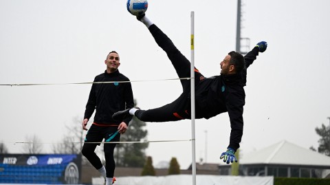 蓝黑军团蓄势待发 三十七岁门神训练场演绎不老传奇