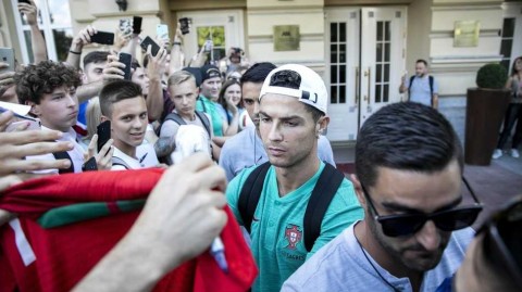 完美偶像：克里斯蒂亚诺·罗纳尔多的俊朗外表与温暖内心