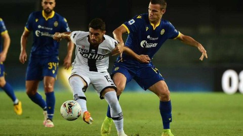 维罗纳本特戈迪球场夏日激战，三比二力擒帕尔马上演进球狂欢