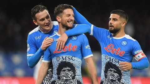 致敬球王之夜，梅尔滕斯半场双响炮引爆马拉多纳球场