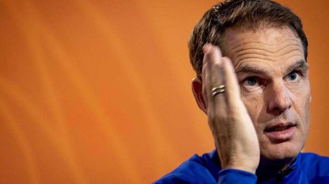 橙衣军团阿姆斯特丹集结，镜中人定格备战瞬间