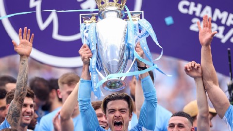 蓝月奇迹五分鐘三球逆轉維拉成功衛冕英超王座