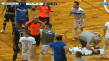 巴西室内足球惊悚一幕：凶狠飞踹直击头部，球员当场昏厥赛场