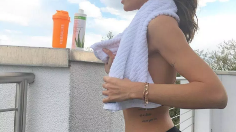 绿茵硬汉与围城风景：巴尔特拉与记者梅丽莎的足球人生