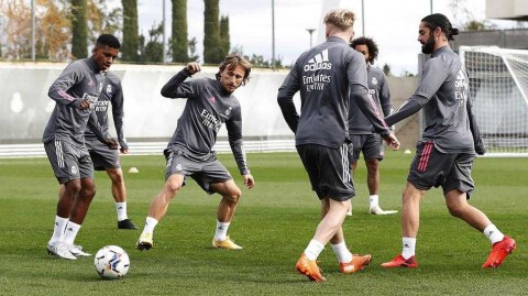 白衣战士的备战时刻：镜头下的皇马荣耀与汗水