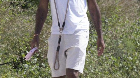 疫期居家日常：小克鲁伊维特西班牙遛狗展现温情一面