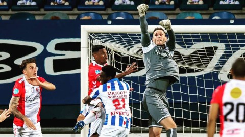 荷兰海伦芬球场泰迪熊海，为患癌儿童点亮希望筹得23万欧