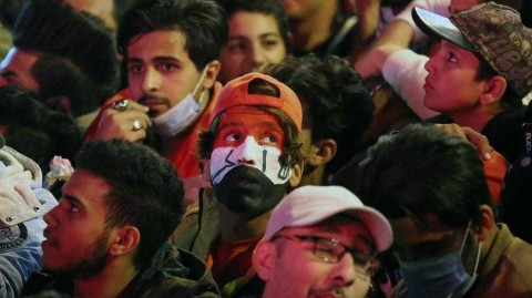 绿茵场上的休战：当伊拉克示威者今夜变成球迷