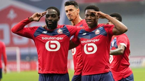 法甲争冠白热化！里尔补时爆发两球击退马赛