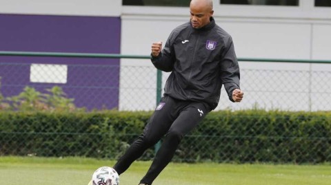 孔帕尼挂帅安德莱赫特 训练场亲秀脚法宝刀未老