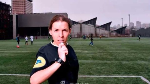 欧洲超级杯新篇章：法国女主裁弗拉帕尔以非凡气质执哨豪门对决