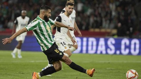 绿白军团十七载守望终捧杯 点球鏖战笑傲国王杯之巅