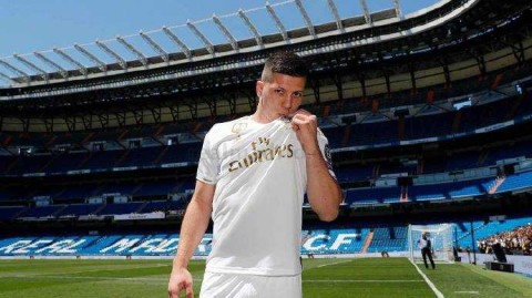 卢卡·约维奇亮相伯纳乌，深情亲吻队徽开启皇马生涯