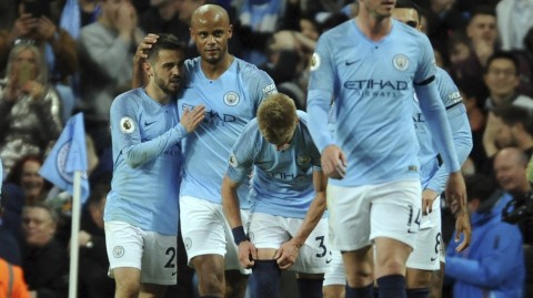 蓝月绝杀惊魂夜：孔帕尼天外飞仙，瓜迪奥拉从抱头到振臂的争冠转折