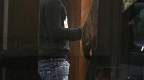 利物浦门神阿利松携妻子浪漫漫步米兰街头