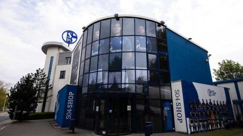 皇家蓝的阴霾与守望：沙尔克04在2020年的失落与坚持