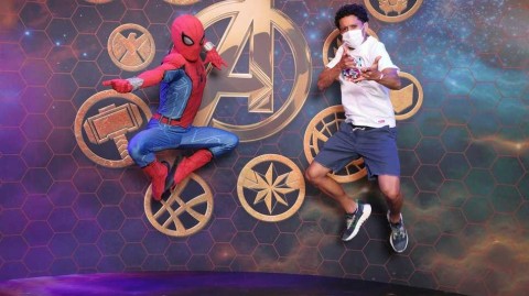 巴黎球星伊卡尔迪畅游迪士尼乐园，重拾童真瞬间