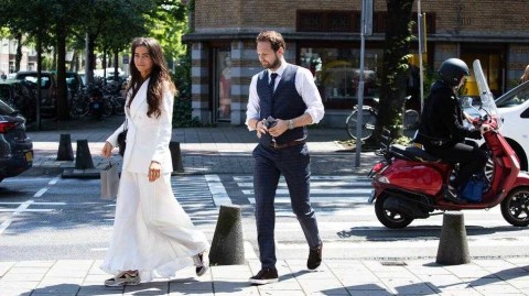 布林德与爱妻挽手漫步英伦，新婚甜蜜溢满街头