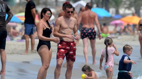 英超金靴的惬意时光 瓦尔迪携家眷西班牙海滩享天伦