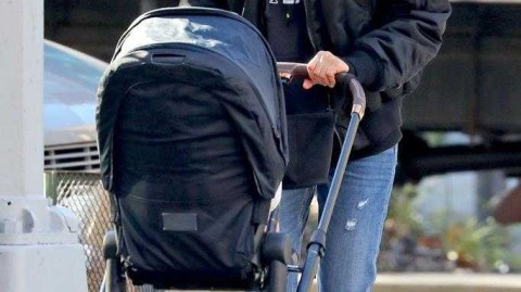 纽约街头的最美套娃：超模伊莲娜与女儿利亚的冬日童话