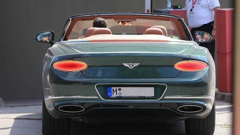 王者归来：拜仁慕尼黑众将驱车集结，莱万敞篷宾利闪耀训练场