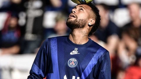 绿茵场上的霓虹盛宴