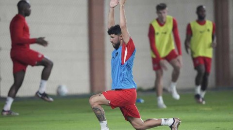 枫叶军团卡塔尔逐梦绿茵场 训练场上挥洒汗水与希望