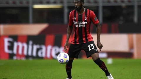 红黑军团的坚实堡垒：托莫里永久转会AC米兰全面回顾