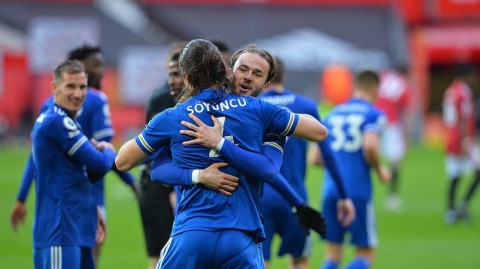 梦剧场沦陷夜，红魔青年军悲壮地送同城死敌登上英超王座