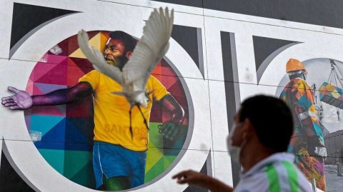 桑托斯街头披上球王战袍：贝利八十载传奇，凝固在涂鸦与目光中