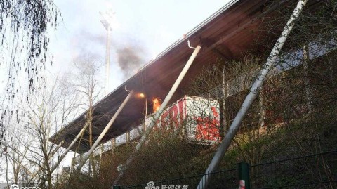 烟火惹祸：柏林德比赛前激燃时刻，球迷助威烟花意外点燃小吃店屋顶