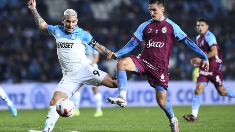 绿茵激战：竞技俱乐部与萨兰迪兵工厂的战术博弈