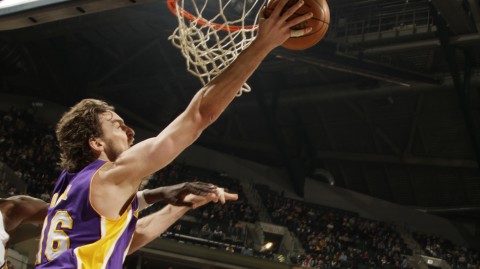 2026季后赛湖人残阵逆袭，詹姆斯再创不老神话