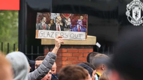 梦剧场外的怒吼：二〇二一那场让双红会延期的曼联球迷反抗