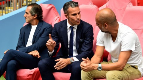 范佩西解说首秀：白发造型引瞩目，搭档传奇评述社区盾巅峰对决