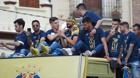 圆梦欧陆荣归故里 比利亚雷亚尔全城狂欢共庆队史首冠