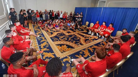 利物浦美国行温情时刻：众球星俯身为小球迷签名