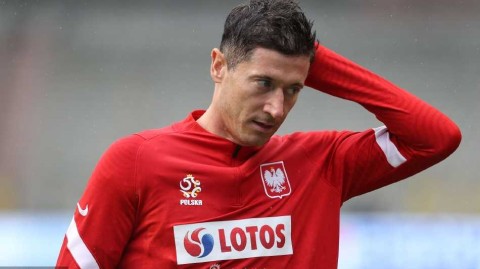 波兰军团集结欧国联 莱万转会疑云中率队备战比利时