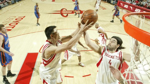 重温火箭经典战役：姚明内线筑长城大胜尼克斯