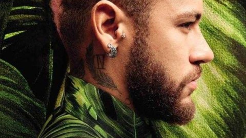 粉发红装惊艳时尚界，内马尔登封面演绎绿茵场外的无畏真我