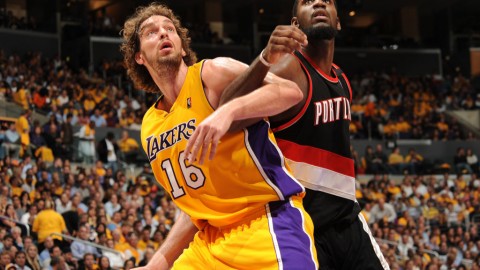 回顾经典：08揭幕战加索尔压制奥登，湖人名流见证紫金大胜