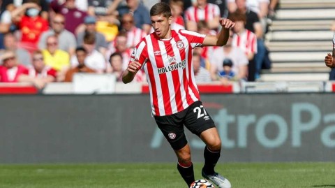 布伦特福德打破英超惯例，经典主场战袍延用两年为球迷减负