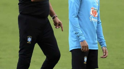 桑巴军团备战内马尔展笑颜球迷情谊暖人心