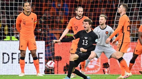 橙衣军团鏖战日耳曼战车 穆勒闪电破门贝尔温凌空扳平