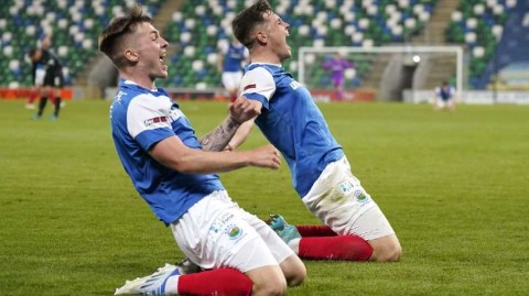 欧冠资格赛绿茵烽火：北爱尔兰劲旅主场力克威尔士霸主