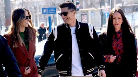 国际比赛日返回华沙 莱万与爱妻街头携手显深情